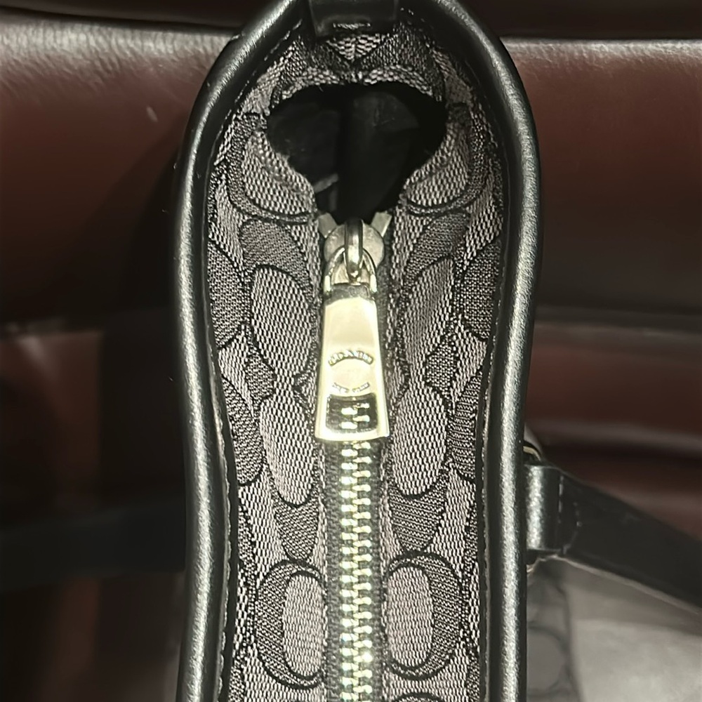 ***SOLD** NWOT Coach Canvas & Leather Signature Gallery Tote - Picture 11 of 15